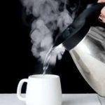 مزایای نوشیدن آب داغ که از آن بی خبرید
