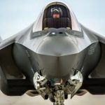جنگنده F-35B لایتنینگ 2 چگونه قوانین فیزیک را به چالش می‌کشد و عمود پرواز می‌کند؟