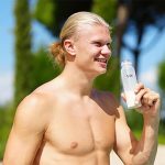 هالند: امسال، فقط این‌ یک‌بار الکل نوشیدم؛ دستکش نمی‌پوشیدم چون پدرم کتکم می‌زد!