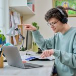 چگونه در یک محیط پر سر و صدا درس بخوانیم: ۱۳ نکته مفید